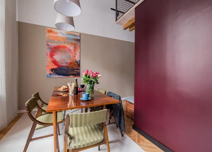 Quiet Luxury On Florianska דירה