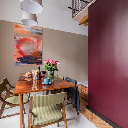 Quiet Luxury On Florianska Apartman