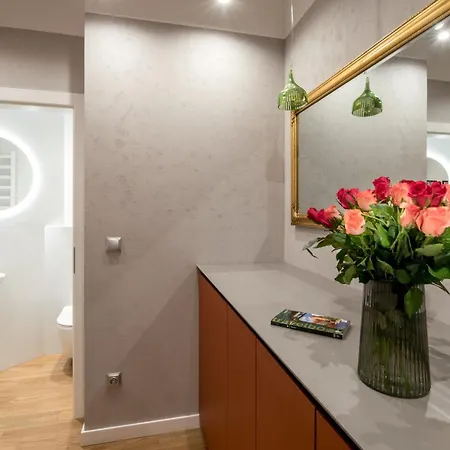 Quiet Luxury On Florianska Apartman *